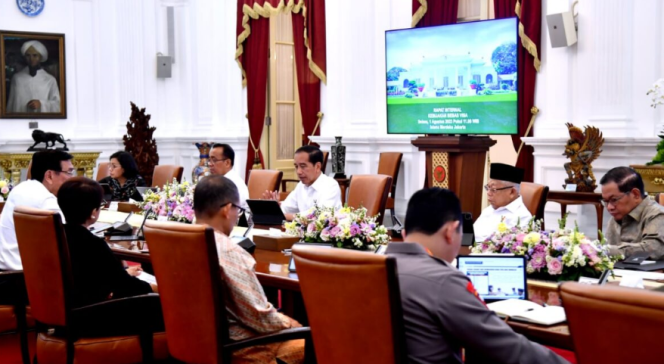 
					Ket foto: Presiden Joko Widodo menggelar rapat terbatas pada Selasa, 1 Agustus 2023, di Istana Merdeka, Jakarta. Foto: BPMI Setpres/Rusman.