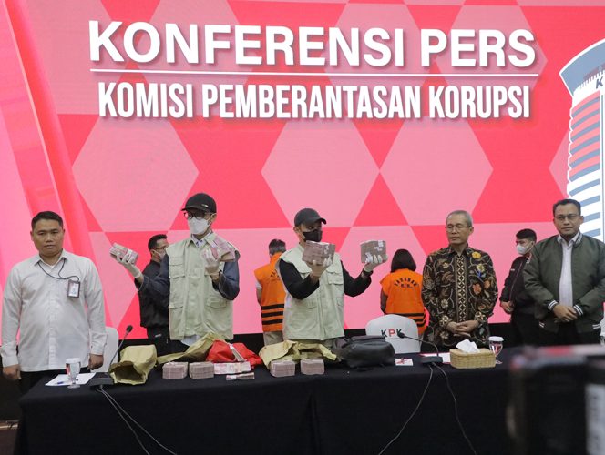 
					KPK Tangkap Tangan Suap Proyek Pengadaan Barang Dan Jasa Di Basarnas