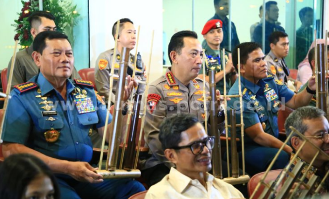 
					Kapolri Hadiri Rekor Angklung Dunia, Harap Warisan Budaya Tetap Jadi Pemersatu Bangsa