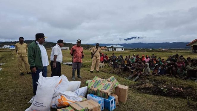
					Kapolri Salurkan 264,7 Ton Beras Dan 1.500 Sembako Untuk Warga Papua Yang Kekeringan