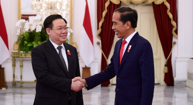 
					Ket foto: Presiden Joko Widodo menerima kunjungan kehormatan Ketua Parlemen Vietnam, Vuong Dinh Hue, beserta delegasi di Istana Merdeka, Jakarta, pada Senin, 7 Agustus 2023. Foto: BPMI Setpres/Lukas.