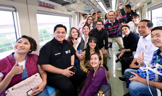 
					Ket foto: Presiden Joko Widodo bersama para penggiat seni mencoba moda transportasi massal LRT Jabodebek pada Kamis pagi, 10 Agustus 2023. Foto: BPMI Setpres/Muchlis Jr.