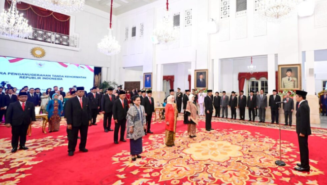 
					Ket foto: Presiden Joko Widodo menganugerahkan Tanda Kehormatan Bintang Republik Indonesia Adipradana, Bintang Mahaputera, Bintang Jasa, dan Bintang Budaya Parama Dharma kepada sejumlah tokoh di Istana Negara, Jakarta, pada Senin, 14 Agustus 2023. Foto: BPMI Setpres/Muchlis Jr..
