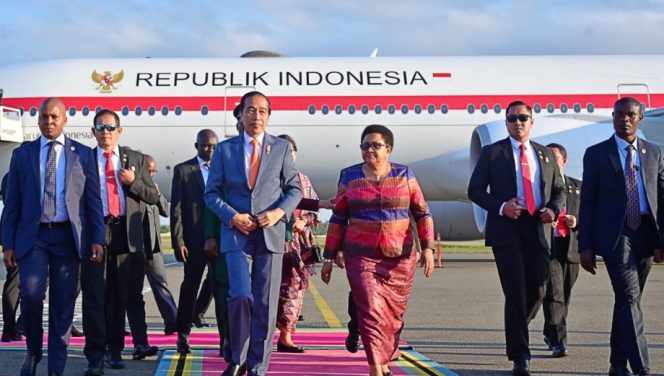 
					Ket foto: Presiden Jokowi dan rombongan tiba di Bandara Internasional Julius Nyerere, Dar Es Salaam, Tanzania sekitar pukul 17.05 waktu setempat. Foto: BPMI Setpres.