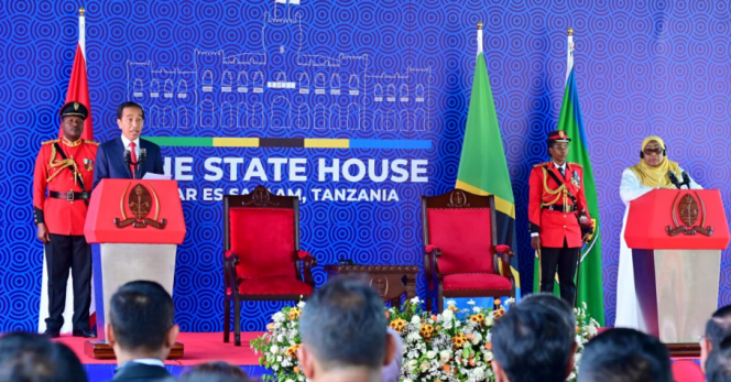 
					Ket foto: Presiden Joko Widodo menyampaikan keterangan pers usai pertemuan bilateral bersama Presiden Samia Suluhu Hassan di Dar Es Salaam State House, pada Selasa, 22 Agustus 2023. Foto: BPMI Setpres/Muchlis Jr.