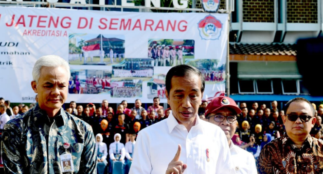 
					Ket foto: Presiden Joko Widodo menyampaikan keterangan di hadapan awak media usai meninjau SMKN Jawa Tengah, Kota Semarang, Provinsi Jawa Tengah, pada Rabu, 30 Agustus 2023. Foto: BPMI Setpres/Rusman.