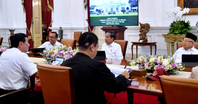 
					Ket foto: Presiden Joko Widodo menggelar rapat terbatas bersama sejumlah Menteri Kabinet Indonesia Maju di Istana Merdeka, Jakarta, pada Selasa, 1 Agustus 2023. Foto: BPMI Setpres/Rusman.