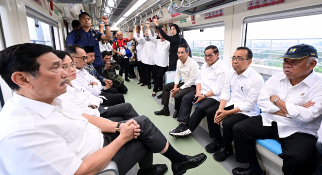 
					Ket foto: Sejumlah menteri Kabinet Indonesia Maju turut serta menaiki moda transportasi Lintas Rel Terpadu (LRT) Jabodebek bersama Presiden Joko Widodo dari Stasiun Harjamukti di Depok menuju Stasiun Cawang di Jakarta pada Senin, 28 Agustus 2023. Foto: BPMI Setpres/Muchlis Jr..