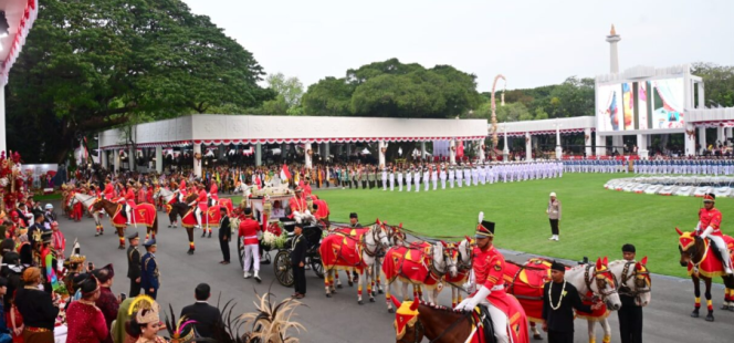 
					Ket foto: Duplikat bendera Merah Putih dan naskah asli teks proklamasi dikembalikan ke Monumen Nasional (Monas) usai Upacara Penurunan Bendera Merah Putih pada Kamis, 17 Agustus 2023, di Istana Merdeka Jakarta. Foto: BPMI Setpres/Muchlis Jr.
