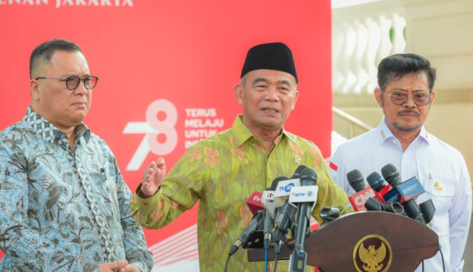 
					Ket foto: Menteri Koordinator Bidang Pembangunan Manusia dan Kebudayaan Muhadjir Effendy memberikan keterangan usai mengikuti rapat yang dipimpin oleh Presiden Joko Widodo di Istana Merdeka Jakarta, pada Kamis, 10 Agustus 2023. Foto: BPMI Setpres.