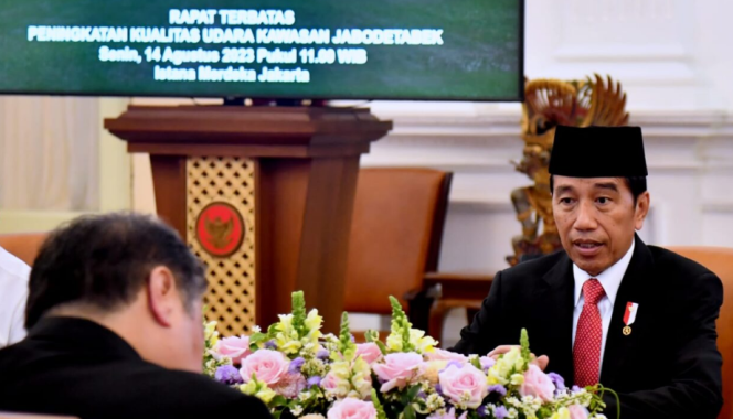 
					Ket foto: Presiden Joko Widodo menggelar rapat terbatas (ratas) bersama sejumlah jajarannya di Istana Merdeka, Jakarta, pada Senin, 14 Agustus 2023 untuk membahas kualitas udara di wilayah Jakarta-Bogor-Depok-Tangerang-Bekasi (Jabodetabek). Foto: BPMI Setpres/Rusman.