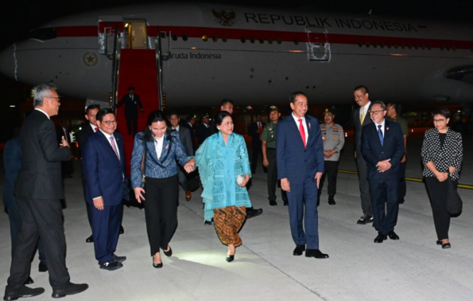 
					Ket foto: Presiden Joko Widodo dan Ibu Iriana Joko Widodo mendarat di Bandar Udara Internasional Soekarno-Hatta, Tangerang, Provinsi Banten, pada Minggu, 10 September 2023, sekitar pukul 23.00 WIB, usai mengikuti rangkaian KTT G20 India. Foto: BPMI Setpres.