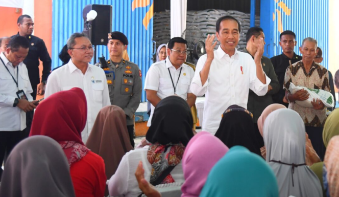 
					Ket foto: Presiden Joko Widodo menyalurkan bantuan pangan berupa beras kepada para keluarga penerima manfaat (KPM) di Gudang Bulog Purwasari, Kabupaten Karawang, Provinsi Jawa Barat, pada Kamis, 14 September 2023. Foto: BPMI Setpres/Rusman.