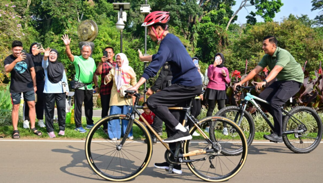 
					Ket foto: Presiden Joko Widodo memanfaatkan libur akhir pekan pada Minggu pagi, 17 September 2023, untuk bersepeda keliling Kebun Raya Bogor, Kota Bogor, Provinsi Jawa Barat. Foto: BPMI Setpres/Muchlis Jr..