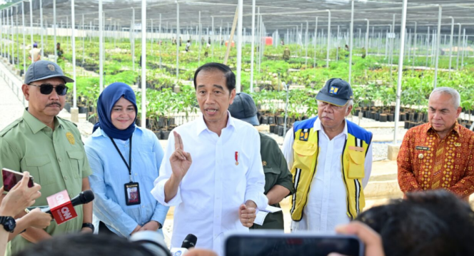 
					Ket foto: Presiden Joko Widodo memberikan keterangan usai meninjau Persemaian Mentawir di Kabupaten Penajam Paser Utara, Provinsi Kalimantan Timur, pada Kamis, 21 September 2023. Foto: BPMI Setpres/Muchlis Jr.