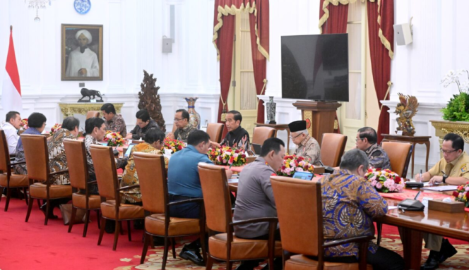 
					Ket foto: Presiden Joko Widodo menggelar rapat terbatas terkait kelapa sawit dengan sejumlah Menteri Kabinet Indonesia Maju pada Selasa, 26 September 2023, di Istana Merdeka Jakarta. Foto: BPMI Setpres.