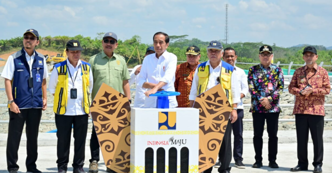 
					Ket foto: Presiden Joko Widodo melakukan pengisian awal atau impounding di Bendungan Sepaku Semoi, Kabupaten Penajam Paser Utara, Provinsi Kalimantan Timur, pada Kamis, 21 September 2023. Foto: BPMI Setpres/Muchlis Jr.