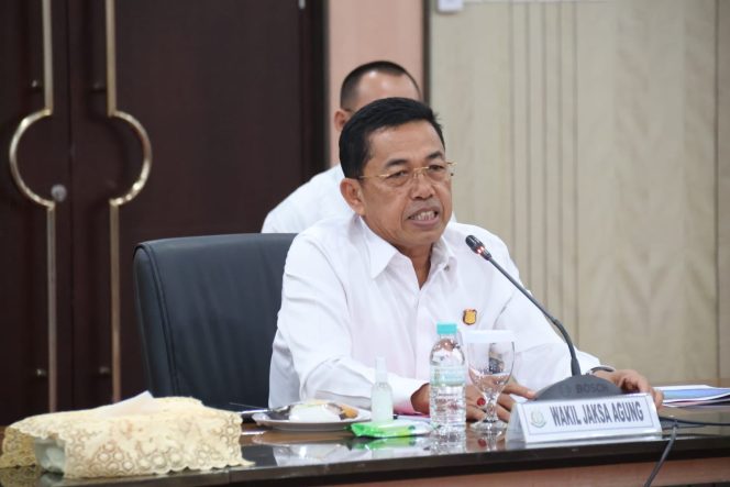 
					Ket foto: Wakil Jaksa Agung Dr. Sunarta memimpin Rapat.