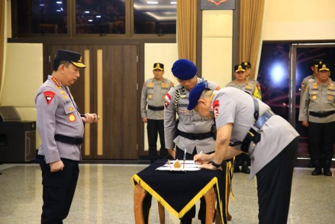 
					Kapolri Lantik Dankorbrimob Dan Lima Kapolda Baru