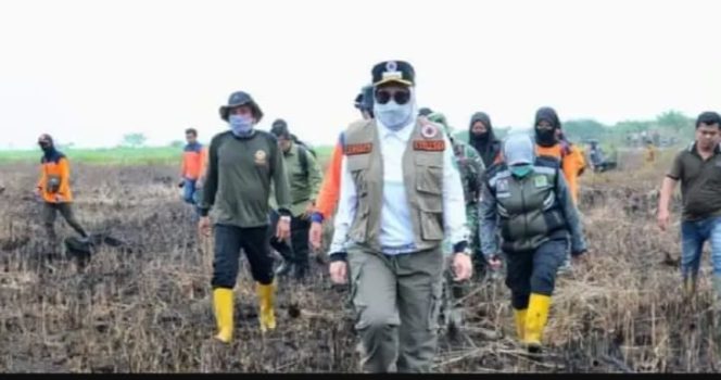 
					Ket foto: Bupati Inhu Rezyta Melani Yopi Saat Turun Ke Lokasi Kebakaran Di Sungai Raya Rengat.