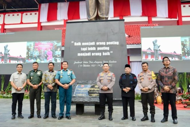 
					Kapolri Bersama Panglima TNI Resmikan Monumen Jenderal Hoegeng Di Kota Pekalongan