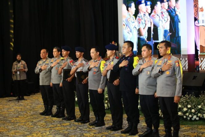 
					Kapolri Berikan Penghargaan Ke 35 Personel Satgas Operasi Damai Cartenz 2023