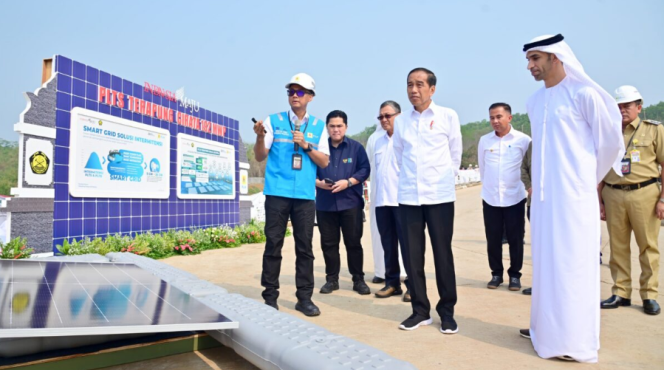
					Ket foto: Presiden Joko Widodo meninjau pembangkit listrik tenaga surya (PLTS) terapung Cirata yang terletak di Kabupaten Purwakarta, Provinsi Jawa Barat, pada Kamis, 9 November 2023. Foto: BPMI Setpres/Muchlis Jr.