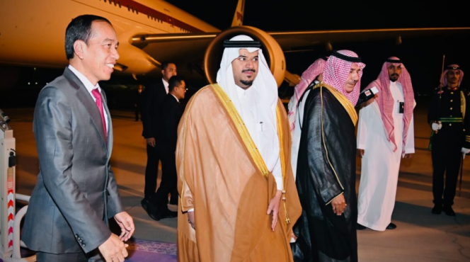 
					Ket foto: Presiden Joko Widodo dan rombongan tiba di Bandara Internasional King Khalid, Riyadh, Arab Saudi pada Sabtu, 11 November 2023 sekitar pukul 04.40 waktu setempat. Foto: BPMI Setpres.