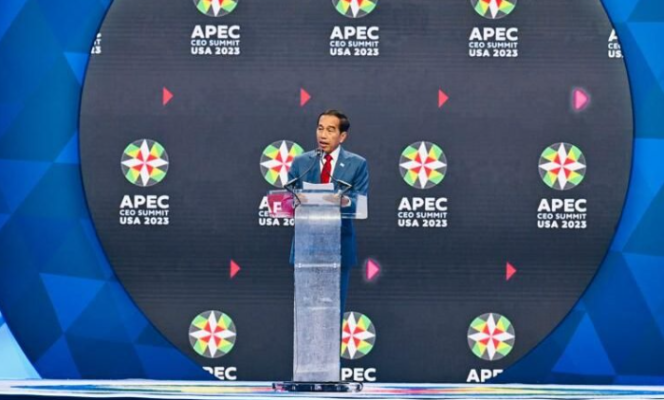 
					Ket foto: Presiden Joko Widodo menyampaikan pandangannya kepada para pebisnis dalam acara APEC CEO Summit yang digelar di Main Ballroom, Moscone West, San Francisco, Amerika Serikat, pada Kamis, 16 November 2023. Foto: BPMI Setpres/Laily Rachev.