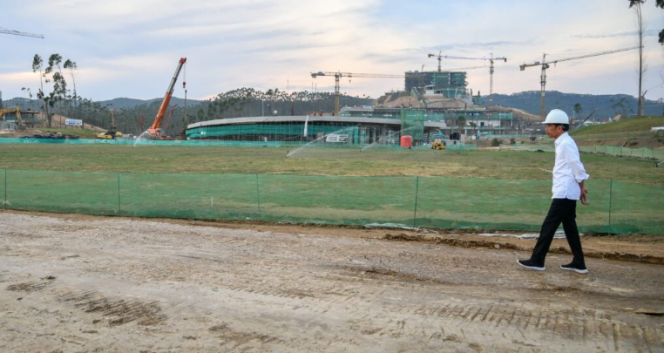 
					Ket foto: Usai melaksanakan kegiatan peletakan batu pertama atau groundbreaking sejumlah infrastruktur di Ibu Kota Nusantara (IKN), Presiden Jokowi mengunjungi lokasi proyek pembangunan Sumbu Kebangsaan tahap I, IKN, Kabupaten Penajam Paser Utara, Provinsi Kalimantan Timur, pada Kamis, 2 November 2023. Foto: BPMI Setpres/Vico.