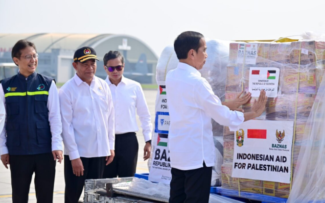 
					Ket fptp: Presiden Joko Widodo melepas bantuan kemanusiaan tahap kedua Indonesia untuk Palestina di Pangkalan TNI AU Halim Perdanakusuma, Jakarta, pada Senin, 20 November 2023. Foto: BPMI Setpres/Muchlis Jr.