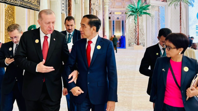
					Ket foto: Presiden Joko Widodo melakukan pertemuan bilateral dengan Presiden Turki, Recep Tayyip Erdogan, di sela-sela Konferensi Tingkat Tinggi (KTT) Luar Biasa Organisasi Kerja Sama Islam (OKI) di Riyadh, Arab Saudi, pada Sabtu, 11 November 2023. Foto: BPMI Setpres.