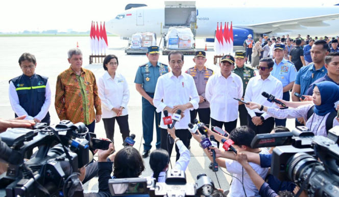 
					Ket foto: Presiden Joko Widodo menyampaikan keterangannya kepada awak media di Pangkalan TNI AU Halim Perdanakusuma, Jakarta, pada Senin, 20 November 2023. Foto: BPMI Setpres/Muchlis Jr.
