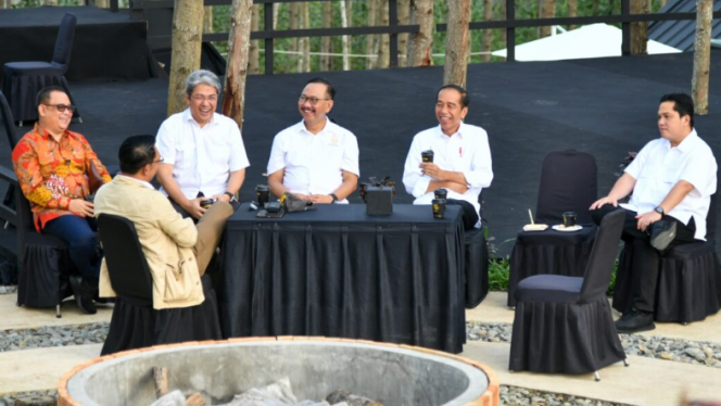 
					Ket foto: Presiden Joko Widodo menikmati pagi yang cerah bersama para menteri di lokasi tempatnya bermalam di Ibu Kota Nusantara (IKN), Kabupaten Penajam Paser Utara, Provinsi Kalimantan Timur pada Jumat, 3 November 2023. Foto: BPMI Setpres/Vico.