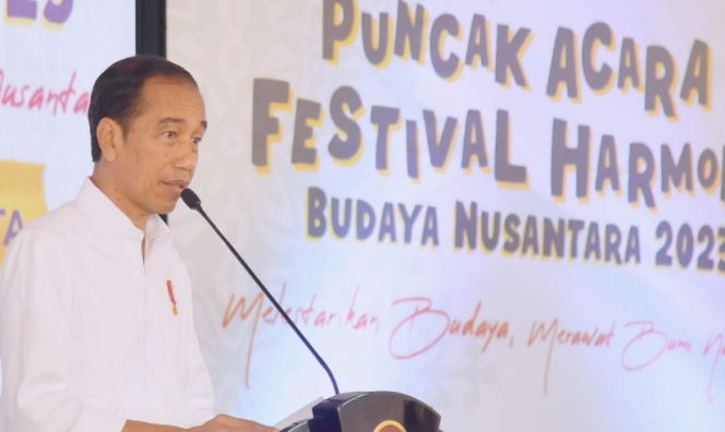 
					Ket foto: Presiden Joko Widodo menyampaikan sambutannya saat menghadiri Festival Harmoni Budaya Nusantara di Lapangan Taruna, Kecamatan Sepaku, Kabupaten Penajam Paser Utara, pada Jumat, 3 November 2023. Foto: BPMI Setpres.