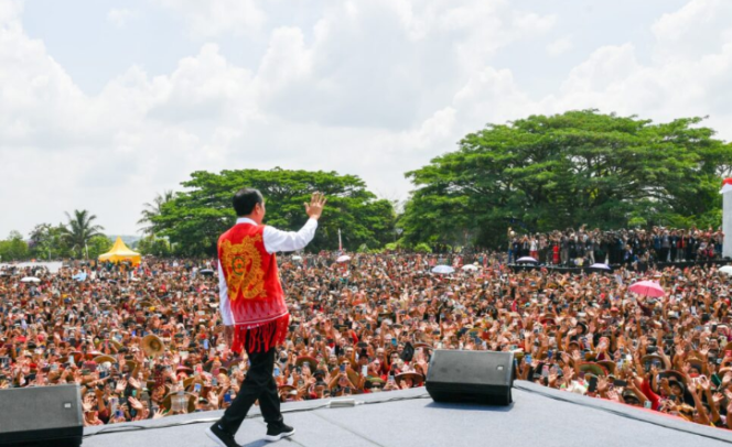 
					Ket foto: Presiden Joko Widodo menghadiri Festival Dangai Ehau yang digelar di Alun-Alun ITHO, Kabupaten Kutai Barat, Provinsi Kalimantan Timur, pada Jumat, 3 November 2023. Foto: BPMI Setpres/Vico.
