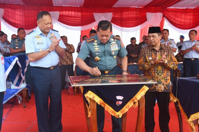 
					Panglima TNI Laksamana TNI Yudo Margono SE, MM Tandatangani Prasasti Simbol Peresmian Monumen Alutsista Sebagai Pengingat Perjuangan TNI Dalam Menjaga Keutuhan NKRI