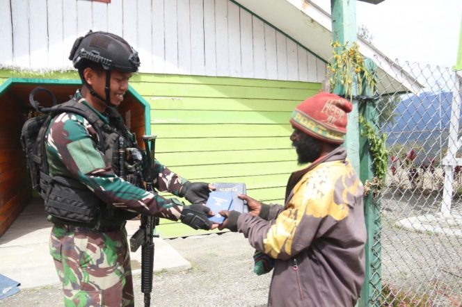 
					Satgas 330 Tinjau Kesiapan Gereja Untuk Perayaan Natal, Bagikan Sembako