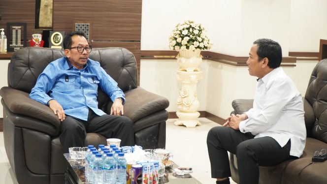 
					Ket foto: Kepala Kejaksaan Tinggi Riau Akmal Abbas, SH., MH (kiri) dan Kabinda Riau Brigjen TNI R. Wibosono (kanan).