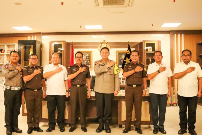 
					Kepala Kejaksaan Tinggi Riau Didampingi As Pidum Dan As Pidsus Lakukan Kunker Sekaligus Silaturahmi Dengan Kepala Kepolisian Daerah Riau