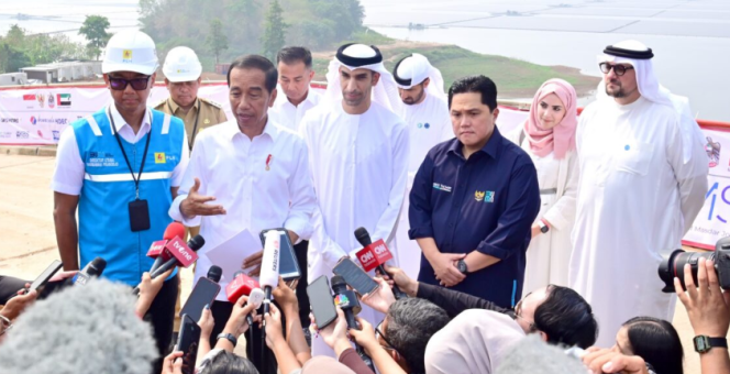 
					Ket foto: Presiden Joko Widodo menyampaikan keterangannya kepada awak media usai meresmikan Pembangkit Listrik Tenaga Surya (PLTS) Terapung Cirata yang berkapasitas 192 megawatt peak (MWp) di Kabupaten Purwakarta, Provinsi Jawa Barat, pada Kamis, 9 November 2023. Foto: BPMI Setpres/Muchlis Jr.