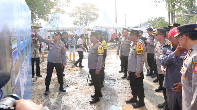 
					Kapolri Listyo Sigit dan Pejabat Utama Mabes Polri Memantau Kesiapan Pembangunan Area Groundbreaking Bangunan Polres di Kawasan IKN