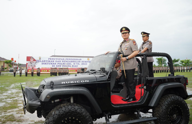 
					Lantik 300 Bintara Lulusan SPN Pekanbaru, Kapolda Riau Irjen M Iqbal : Lindungi Masyarakat Sepenuh Jiwa Raga