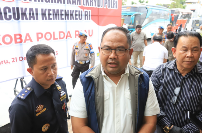 
					Sistem Pendingin Pengamanan Pemilu, Ditresnarkoba Polda Riau Bersama Direktorat Jenderal Bea Cukai Musnahkan 875 Miras