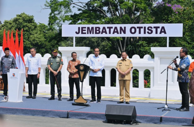 
					Ket foto: Presiden Joko Widodo meresmikan Jembatan Otto Iskandar Dinata (Otista), Kota Bogor, Provinsi Jawa Barat, pada Selasa, 19 Desember 2023. Foto: BPMI Setpres.