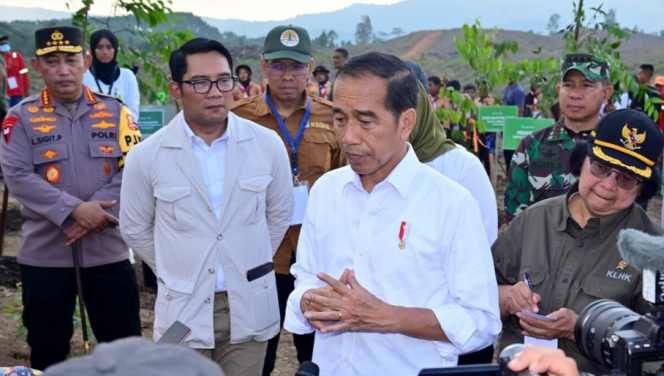
					Ket foto: Presiden Joko Widodo menyampaikan keterangannya di hadapan awak media pada Rabu, 20 Desember 2023, usai melakukan penanaman pohon di lokasi Rehabilitasi Hutan dan Lahan Kawasan Inti Pusat Pemerintahan (KIPP) di Kawasan Ibu Kota Nusantara (IKN), Kabupaten Penajam Paser Utara, Provinsi Kalimantan Timur. Foto: BPMI Setpres/Muchlis Jr.