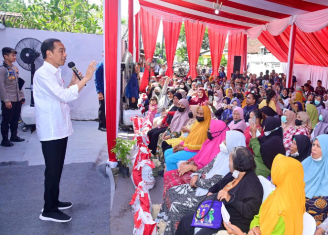 
					Ket foto: Presiden Joko Widodo menyerahkan Bantuan Langsung Tunai (BLT) El Nino kepada sejumlah penerima manfaat di Kantor Pos Genteng, Kabupaten Banyuwangi, Provinsi Jawa Timur, pada Rabu, 27 Desember 2023. Foto: BPMI Setpres/Muchlis Jr.