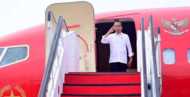 
					Ket foto: Presiden Joko Widodo bertolak menuju Provinsi Sulawesi Utara, pada Kamis, 28 Desember 2023, melalui Bandar Udara Internasional Juanda, Kabupaten Sidoarjo, Provinsi Jawa Timur sekitar pukul 06.45 WIB. Foto: BPMI Setpres/Muchlis Jr.