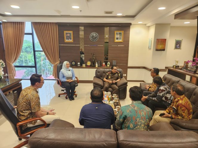 
					Kajati Riau Terima Kunjungan Kerja Sekaligus Silaturrahmi Pimpinan PT PLN (Persero) UIW Riau Dan Kepulauan Riau