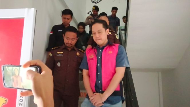 
					Tim Penyidik Pidsus Kejari Kuansing Tahan Saksi Sebagai Tersangka Dugaan Tipikor Penyimpangan Penerbitan Jaminan